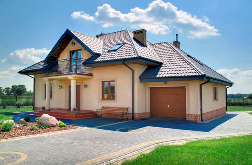 Современный дом с мансардой и кровлей из металлочерепицы