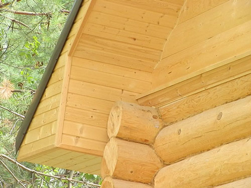 У деревянных домов подшивка, как правило, из дерева